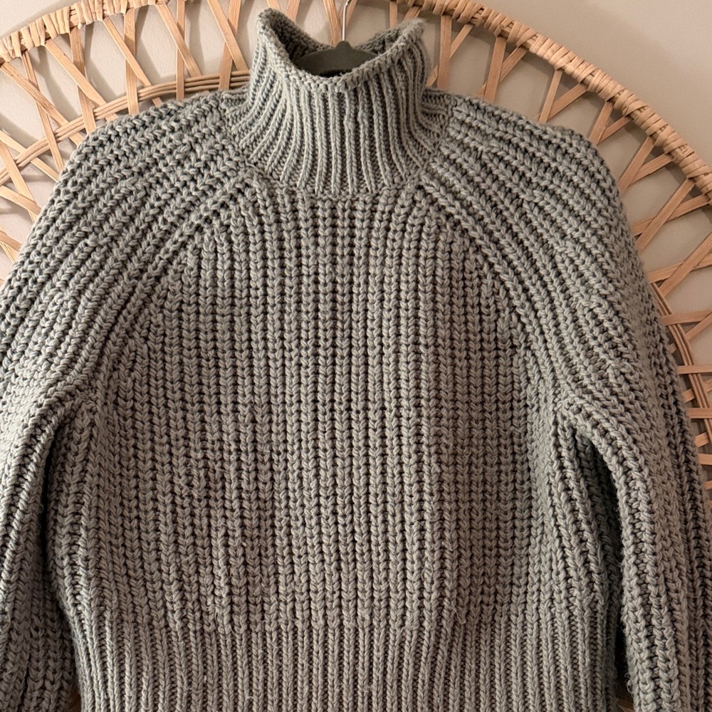 H&M Ribbed Gray Turtleneck Sweater - Picture 2 of 3